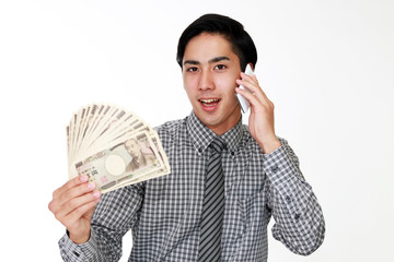 紙幣を持つ笑顔の男性