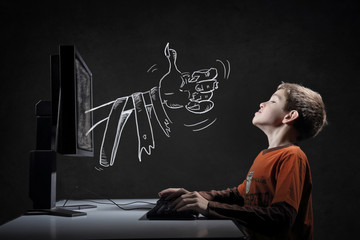 enfant gagnant à un jeu vidéo zombie