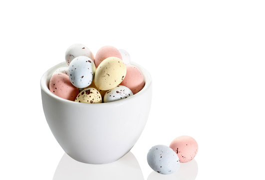 ovetti confettati di pasqua in tazza bianca