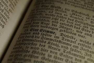 altes Buch und alte Seiten