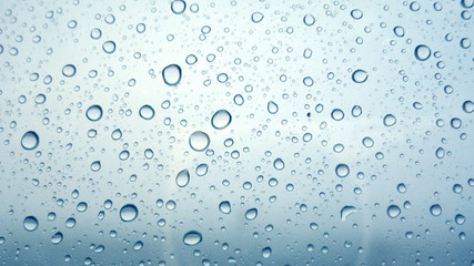 Naklejki  Zbliżenie kropli wody na szklanej powierzchni jako tło