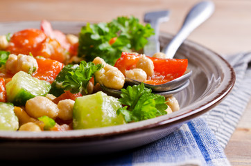 Salad with chickpeas and vegetables