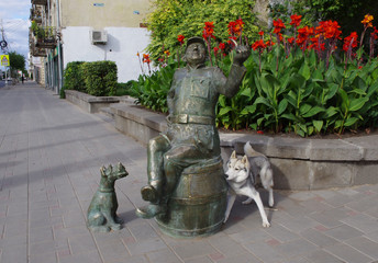 dog familiarity with sculpture