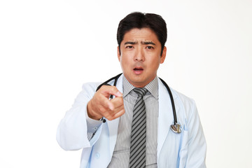 怒った表情の医師