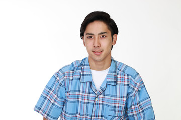 パジャマ姿の笑顔の男性