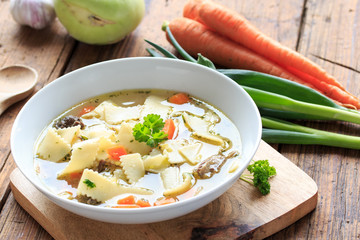 kräftige Nudelsuppe