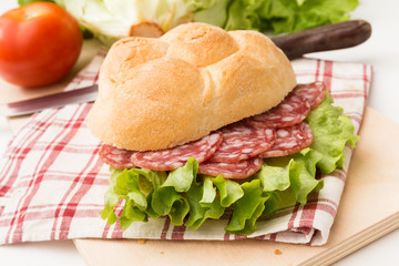 Panino al salame e verdura