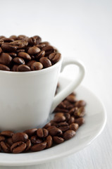 kaffeebohnen in einer tasse