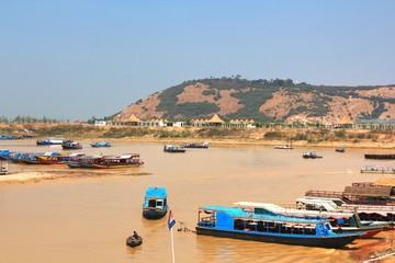 Fototapeta na wymiar The floating village at Tonle Sap lake. siemreap Cambodia