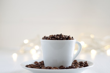Obraz premium geröstete Kaffeebohnen in einer Tasse
