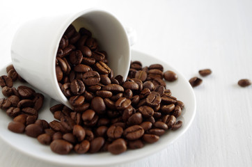 geröstete Kaffeebohnen in einer Tasse