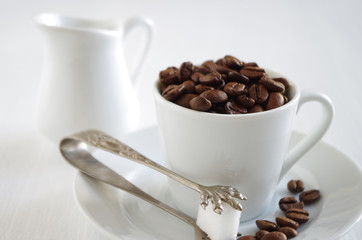 geröstete Kaffeebohnen in einer Tasse