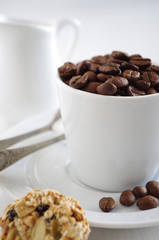 geröstete Kaffeebohnen in einer Tasse