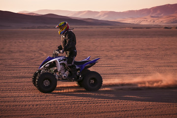 Quad racing in the desert © cineuno