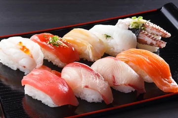 Photo sur Plexiglas Bar à sushi にぎり寿司の盛り合せ