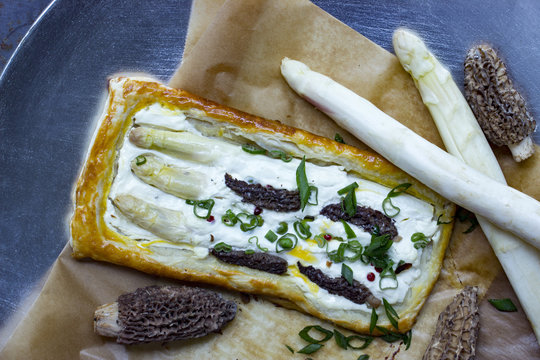 Bl&auml;tterteigtasche mit Spargel, Creme fraiche, Fr&uuml;hingszwiebeln und Morcheln