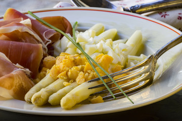 Spargel mit Parma-Schinken und gekochtem Ei