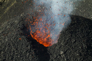 Activité volcanique avec éclaboussures de lave