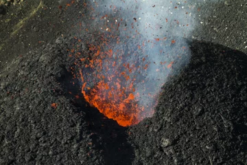 Papier Peint photo Lavable Volcan Activité volcanique avec éclaboussures de lave