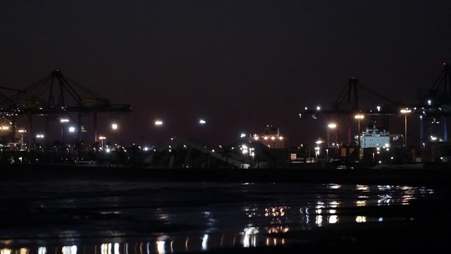 Gr&uacute;as del puerto de noche