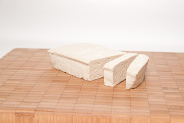 roher Tofu auf Brettchen