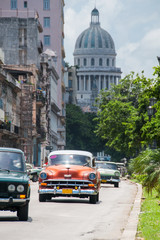 Fototapeta na wymiar old car along with the Capitol in Havana