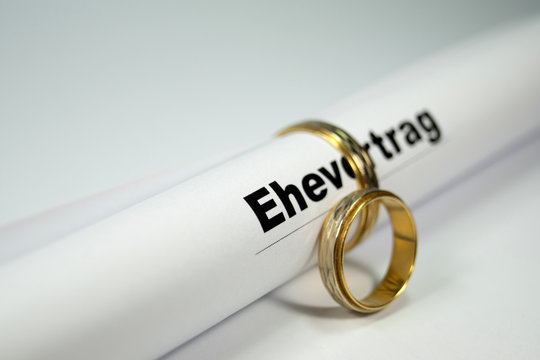 Ehevertrag und zwei goldene Eheringe