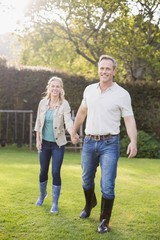 Obraz premium Cute couple holding hands