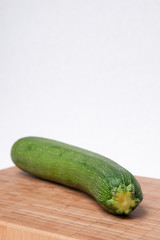 Zuchini auf Brettchen