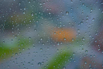 Foto auf Leinwand Regen op het raam © kokandkok