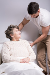 Obraz premium Straightening woman's pillow