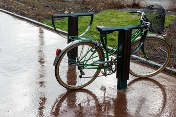 Fototapeta na wymiar Classic bicycle parked on the street in rain