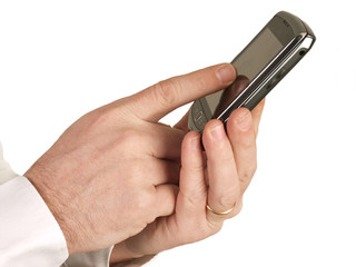 Manos de hombre sosteniendo teléfono móvil sobre fondo blanco aislado. Concepto Negocios trabajando acción. Vista de cerca y de frente. Copy space