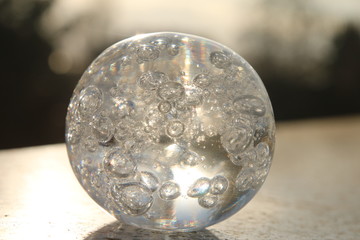 Glaskugel im Sonnenlicht
