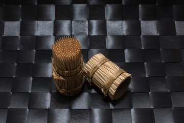 wykałaczki w koszyku na ciemnym tle, krata © mkarpiel