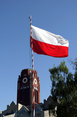 Polska flaga na maszcie. © mattajah