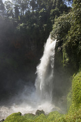 Espectacular cascada rica de agua en medio de la montaña. Sumatra, Indonesia. 