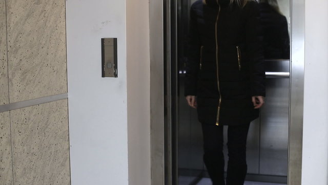 An elevator that stops on the floor, he opens the door and comes out 
