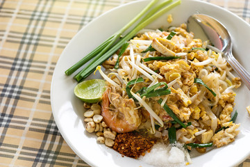pad thai food meal