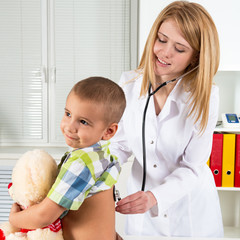 Obrazy na Szkle  Portret szczęśliwego dziecka w gabinecie lekarskim