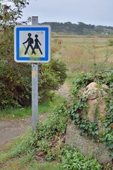 Panneau indicateur de chemin de randonnée GR34 en Bretagne à Plougrescant
