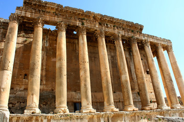 Obraz premium Baalbek is a town in Beqaa Valley of Lebanon. Known as Heliopolis during period of Roman rule, it was one of largest sanctuaries in empire and contains some of the best preserved ruins in Lebanon