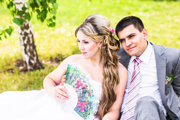 Obraz premium Beautiful wedding couple is enjoying wedding