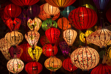 Китайские светильники в лавке города Хойана. Вьетнам