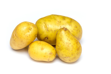 Kartoffeln auf weißem Hintergrund