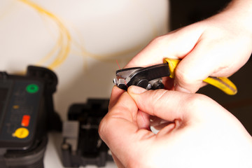 LWL-Glasfaser abisolieren