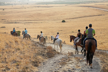 paseo a caballo grupo de personas turistas almería 7574-f16