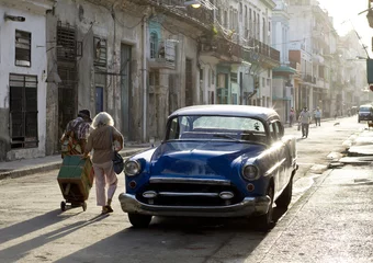 Fototapeten Am frühen Morgen in den Straßen von Havanna © akturer