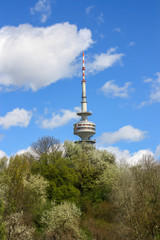 Im Münchner Olympiagelände steht der Olympiaturm, Der Fernsehturm oder Funkturm in München.
