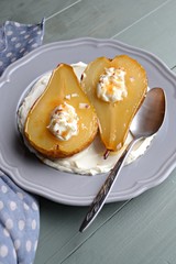 Pear with mascarpone and nuts